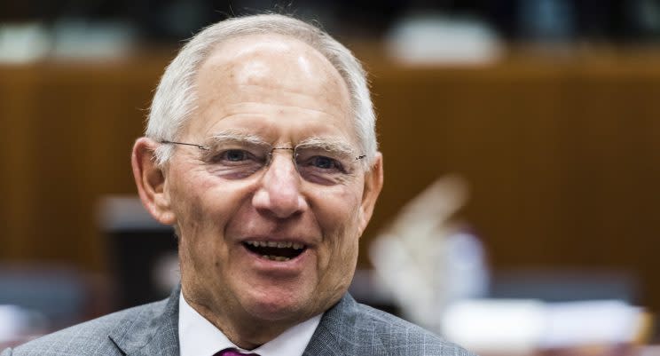 Finanzminister Wolfgang Schäuble ist etwas über’s Ziel hinausgeschossen. (Bild: Geert Vanden Wijngaert/AP/dpa)