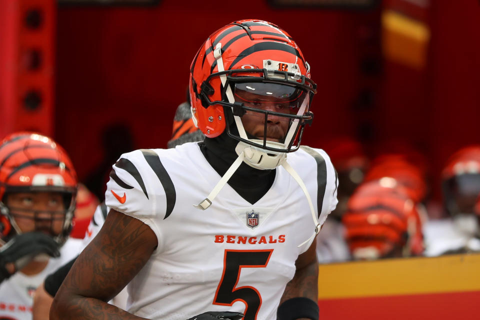 KANSAS CITY, MO - DECEMBER 31: Cincinnati Bengals wide receiver Tee Higgins (5) before an NFL game between the Cincinnati Bengals and Kansas City Chiefs on Dec 31, 2023 at GEHA Field at Arrowhead Stadium in Kansas City, MO. (Photo by Scott Winters/Icon Sportswire via Getty Images)