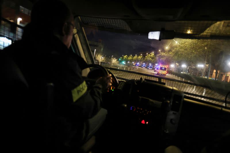 Furgonetas policiales y una ambulancia durante una operación de redada en Mataró