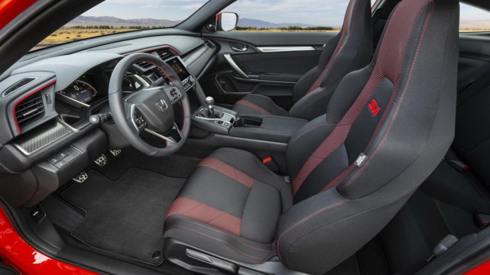圖／內裝部份，2020 Honda Civic Si採用全新設計的跑車座椅，紅黑雙色看起來格外醒目。