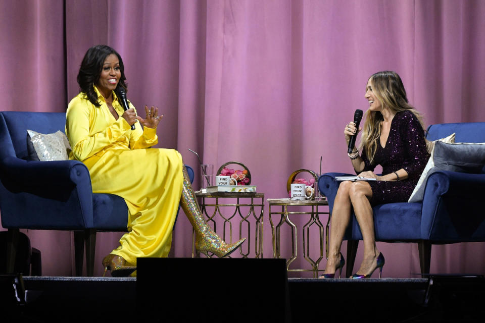 Im Rahmen ihrer Buch-Tour traf Michelle Obama im New Yorker Barclays Center auf Sarah Jessica Parker. (Bild: Getty Images)