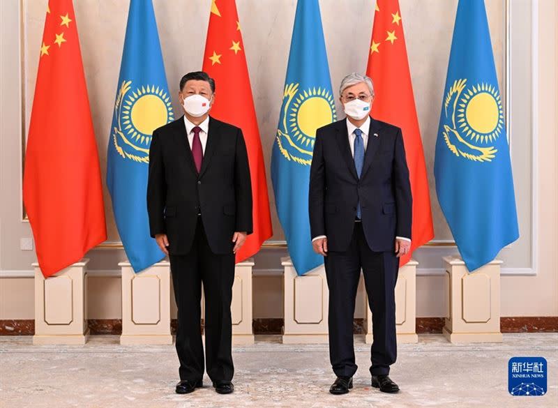 哈薩克總統托卡耶夫（右）還授予習近平「金鷹勳章」。（圖／翻攝自新華社）