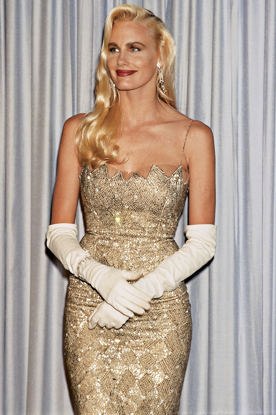 <p>While the popularity of elbow-length gloves was waning, they made even more of a statement when Daryl Hannah paired them with her glamorous gold dress and long blonde waves. </p>