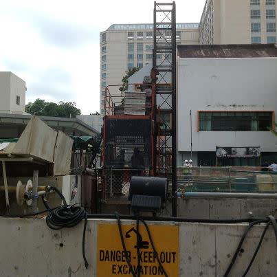 Workers and officers are using this lift to search the area underground where the scaffolding had collapsed. (Yahoo! photo/Jeanette Tan)