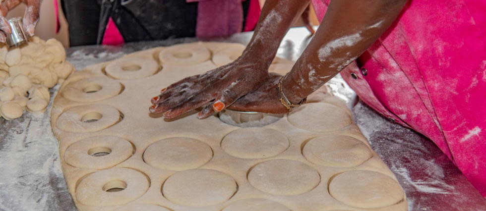 Pour avoir un impact économique et social, la chaîne agro-alimentaire Mburu a fait le choix de faire travailler un maximum de femmes à partir de produits à forte valeur ajoutée locale. 
