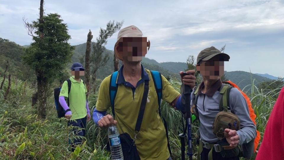 一行１２２名登山民眾前往礁溪鄉桶後步道登山，從櫻花陵園進入，經桶後溪折返路途時，６０歲廖姓民眾迷路失聯，消防林務人聯手救出。（消防局提供）