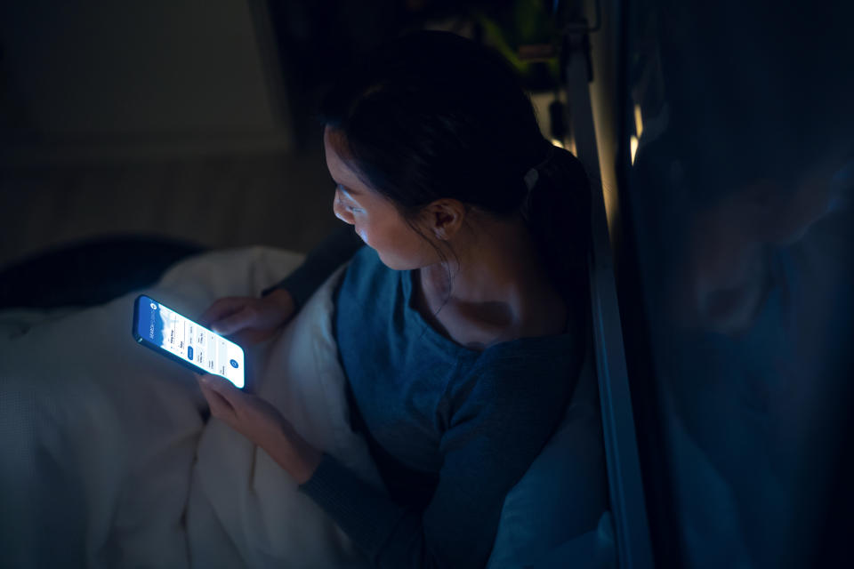 Wer nachts nicht ganz so schnell schlafen kann oder will, verbringt die Zeit auch mal gern mit dem Handy. (Symbolbild: Getty)