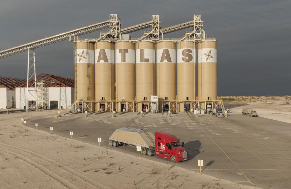 Kodiak-owned Kenworth T680 Class 8 trucks are moving fracking sand for oil drilling by Atlas Energy Solutions in the Permian Basin of West Texas. (Photo: Kodiak)