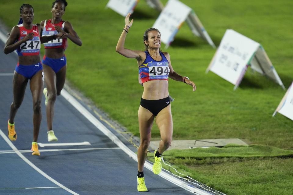 La venezolana Joselyn Brea festeja tras conquistar los 1.500 metros en los Juegos Centroamericanos y del Caribe, el jueves 6 de julio de 2023 (AP Foto/Arnulfo Franco)