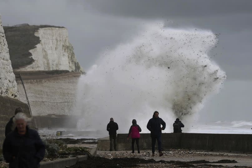 Olas se estrellan sobre la pared del puerto en Newhaven, sur de Inglaterra, el 2 de noviembre de 2023.