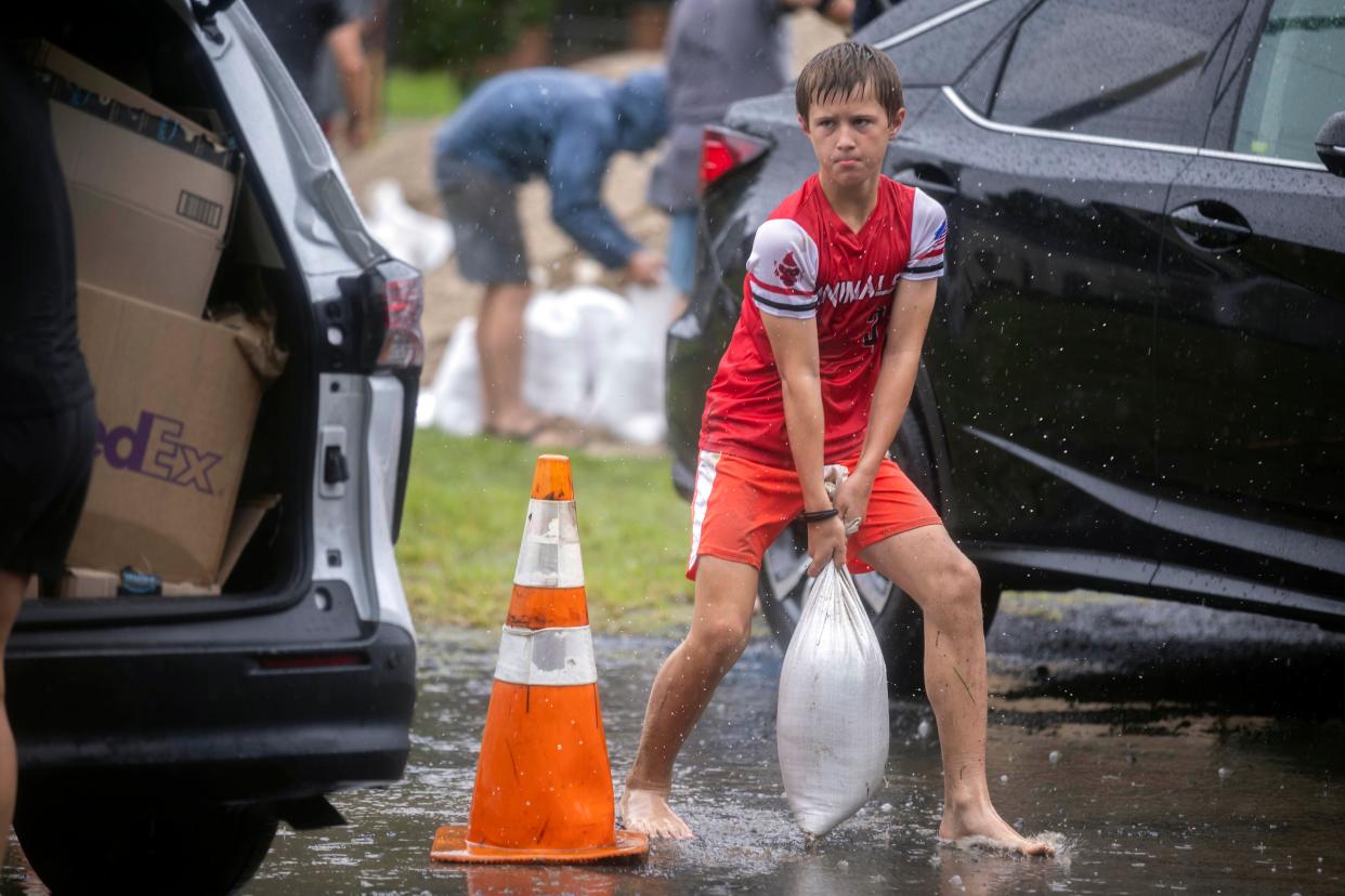 Brantley Schnabel helps his family carry sandbags to their van in Savannah, Georgia (Ap)