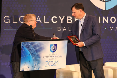 Bob Ackerman presents the Cyber ​​Vanguard Award to Rob Joyce during the Special Achievement Presentation at GCIS 2024 (Photo: Business Wire)