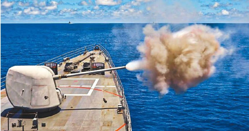 美國宣布對台灣出售海軍艦艇備用零件、船艦系統備用零件及相關設備，總價約1.2億美元，圖為艦砲實彈射擊。（圖／摘自中華民國海軍艦隊臉書）