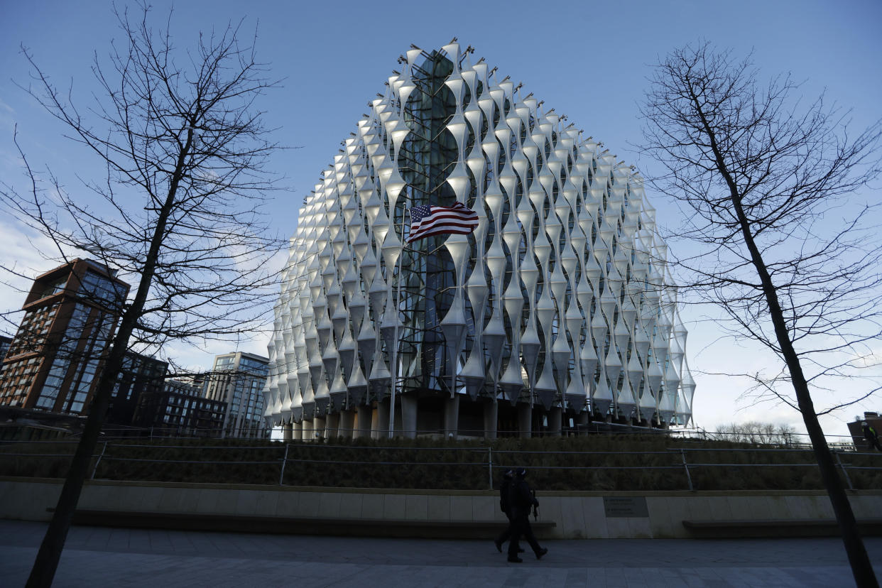 British police officers patrol the United States Embassy building in London in January 2018. (Photo: ASSOCIATED PRESS)