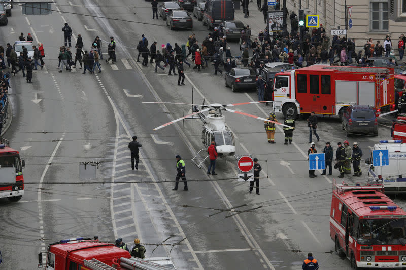 L'explosion s'est produite vers 14h40 (11h40 GMT), une heure où le métro n'est pas trop fréquenté. Le bilan n'est pas encore certain. Des ambulances et des véhicules de pompiers ont aussitôt afflué aux abords de la station Sennaïa Plochtchad, survolée par un hélicoptère. Les services russes sont depuis plusieurs mois en état d'alerte renforcée. /Photo prise le 3 avril 2017/REUTERS/Anton Vaganov