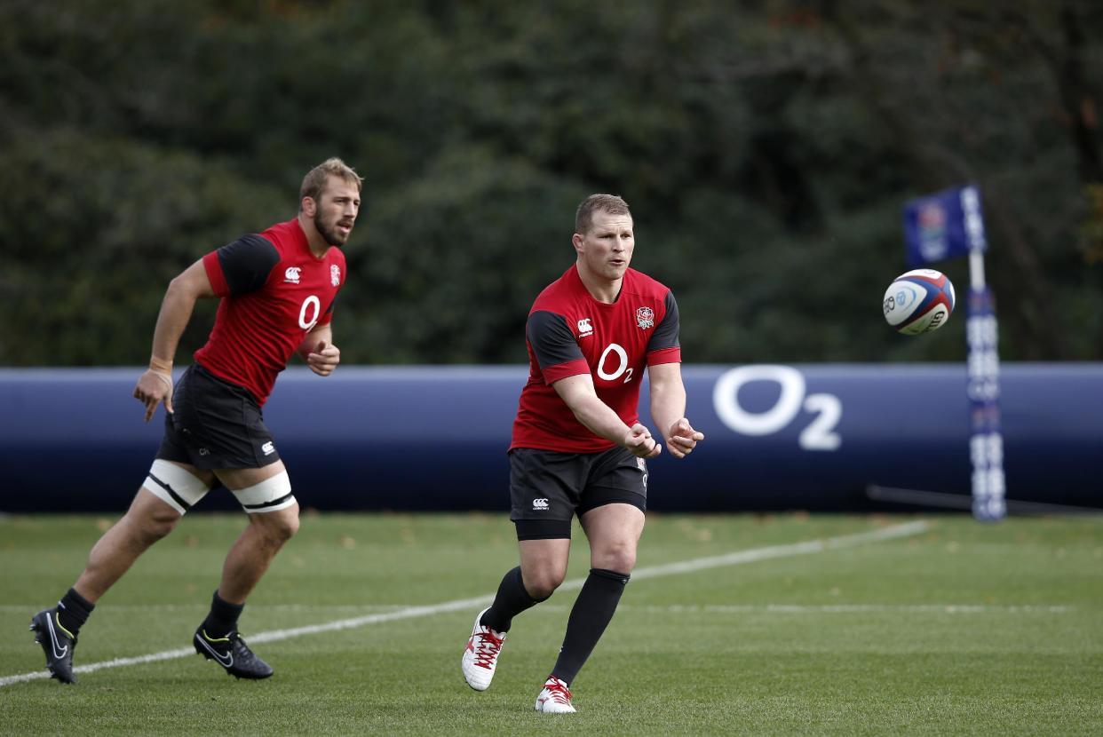 Dylan Hartley (d) durante un entrenamiento en Bagshot el 6 de noviembre de 2014 (AFP/Archivos | Adrian Dennis)