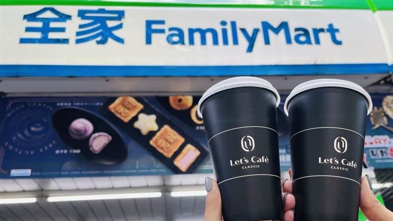 Let’s Café特大杯美式買一送一。（圖／全家提供）