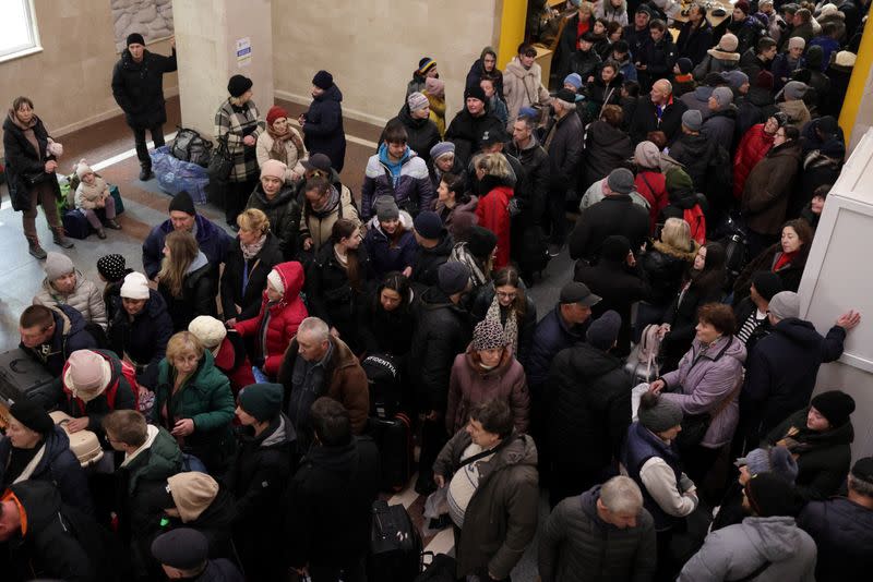 FOTO DE ARCHIVO. Personas esperan para subir a un tren con destino a Kiev, tras la retirada militar rusa de Jersón, en la estación central de trenes de Jersón, Ucrania