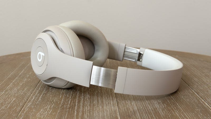 Extending the length of the Beats Studio Pro’s headband reveals the exposed metal band inside, and it makes the headphones seem less finished than other options in this price range. - Photo: Andrew Liszewski | Gizmodo