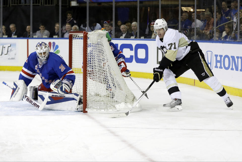 Pittsburgh Penguins' Evgeni Malkin (71), of Russia, attempts to score on New York Rangers goalie Henrik Lundqvist (30), of Sweden, during the first period of a second-round NHL Stanley Cup hockey playoff series Wednesday, May 7, 2014, in New York. (AP Photo/Frank Franklin II)