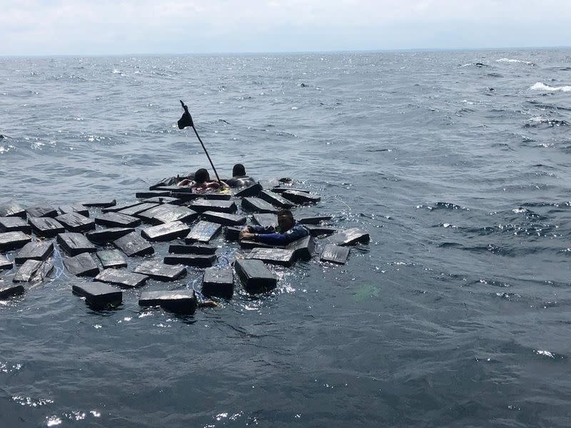 Foto de archivo. Tres presuntos narcotraficantes utilizan paquetes de cocaína como flotadores en el Océano PacÍfico, frente a las costas de Colombia