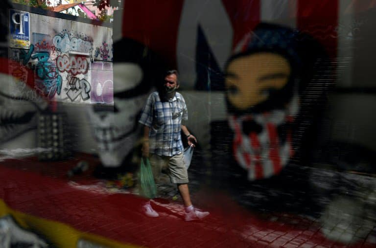 Un passant masqué dans une rue de Madrid, le 18 août 2020 - OSCAR DEL POZO © 2019 AFP