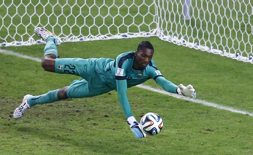 Ecuador's goalkeeper Alexander Dominguez makes a save during the team's 2014 World Cup Group E soccer match against France at the Maracana stadium in Rio de Janeiro June 25, 2014. REUTERS/Ricardo Moraes (BRAZIL - Tags: SOCCER SPORT WORLD CUP)