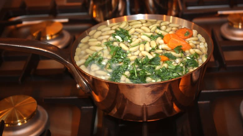 flageolet beans carrots in pot