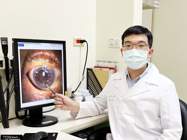 黃韋綸醫師說明，病人角膜經移植術後，恢復清澈透明。