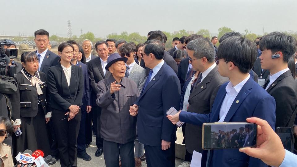 4月8日，馬英九率台青到盧溝橋時，曾與鄭福來對話。（圖／翻攝自微博）