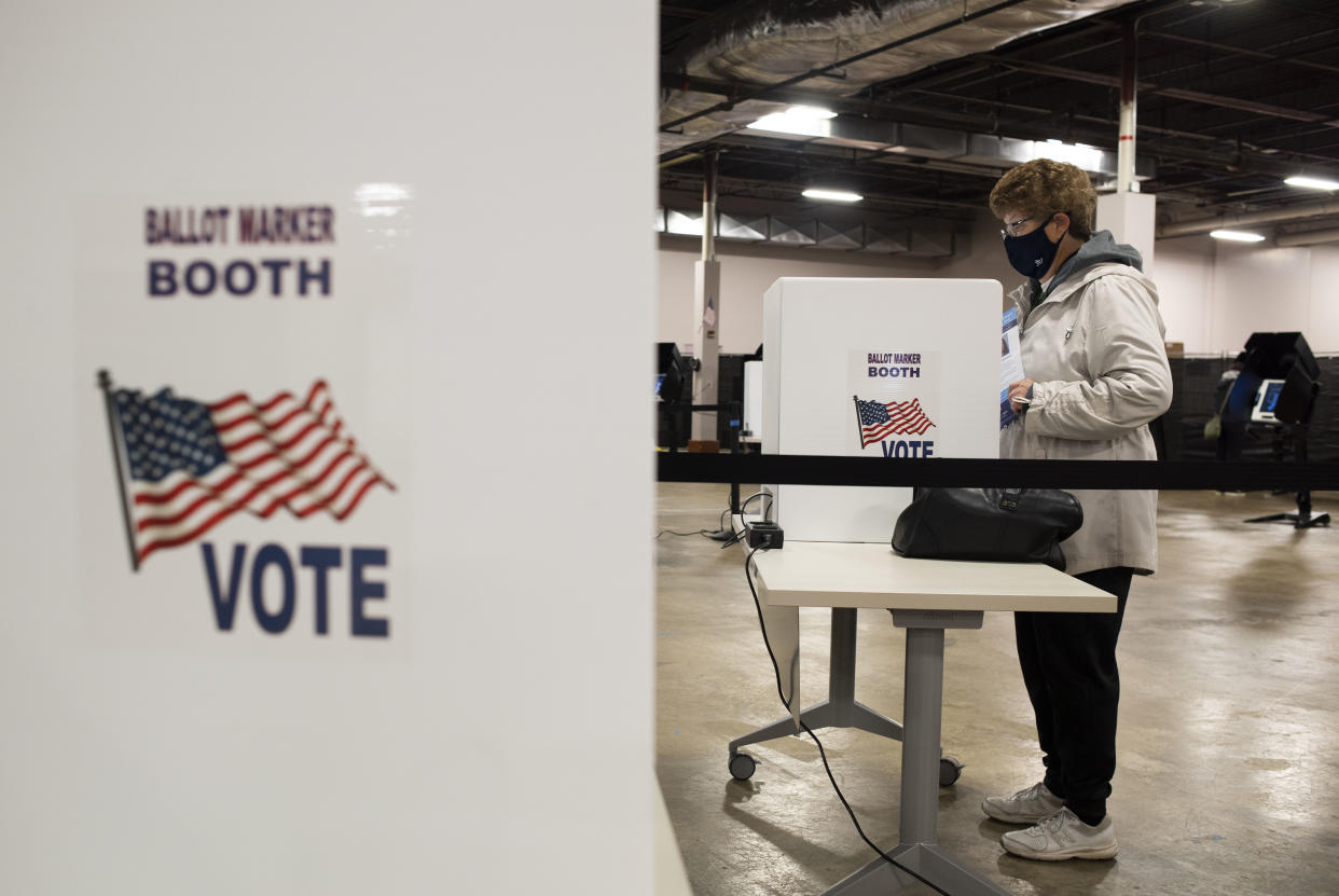 Eine Wählerin gibt in einem Wahllokal für die vorzeitige Stimmabgabe in Ohio ihre Stimme ab