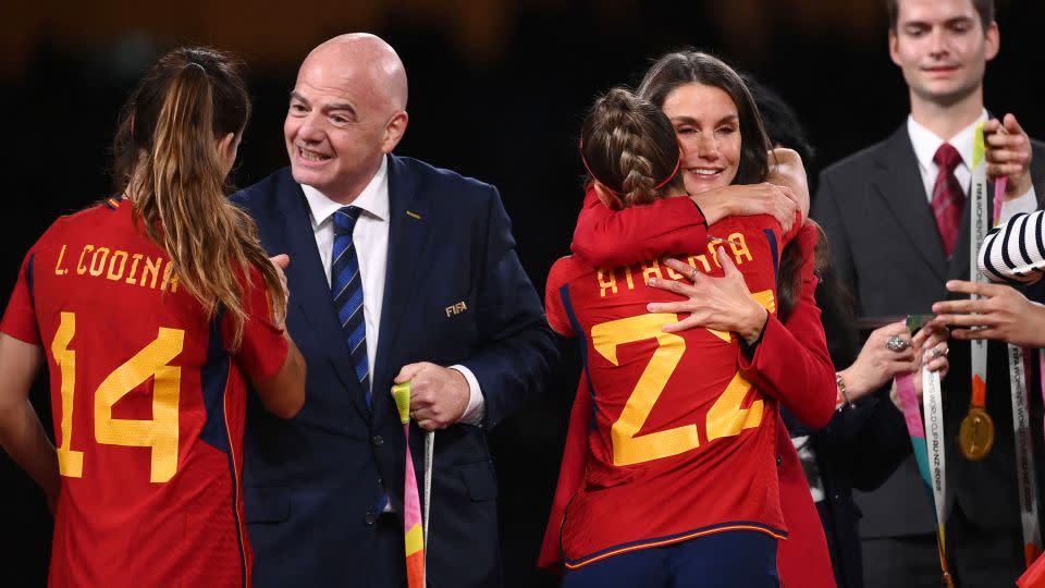 El presidente de la FIFA, Gianni Infantino (izquierda) y la reina Letizia de España (segunda derecha) felicitan a la defensa española Laia Codina y a la delantera Atenea del Castillo.  -Frank Fife/AFP/Getty Images