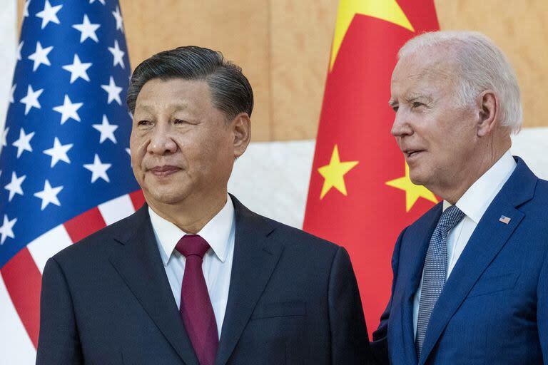 El presidente Joe Biden se encuentra con el presidente chino Xi Jinping antes de una reunión al margen de la cumbre del G20, el 14 de noviembre de 2022, en Bali, Indonesia.