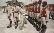 <p>In ihren über 70 Jahren Regentschaft bereiste Queen Elizabeth II. (hier 1956 bei einem Besuch in Nigeria) insgesamt 117 Länder und reiste 1,7 Millionen Kilometer. (Bild: Fox Photos/Hulton Archive/Getty Images)</p> 