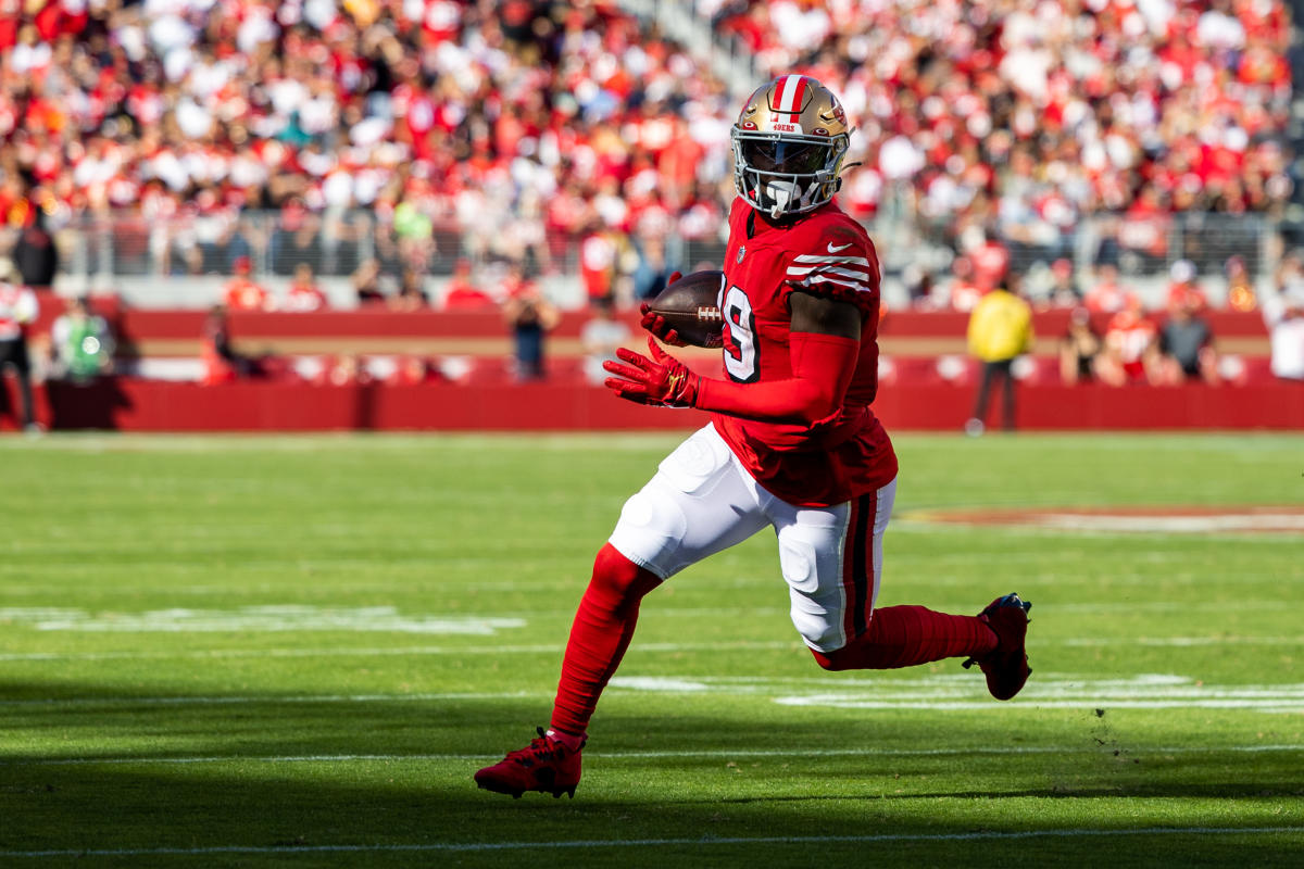 San Francisco 49ers wide receiver Deebo Samuel takes a tunnel screen for a  30-yard gain on third down