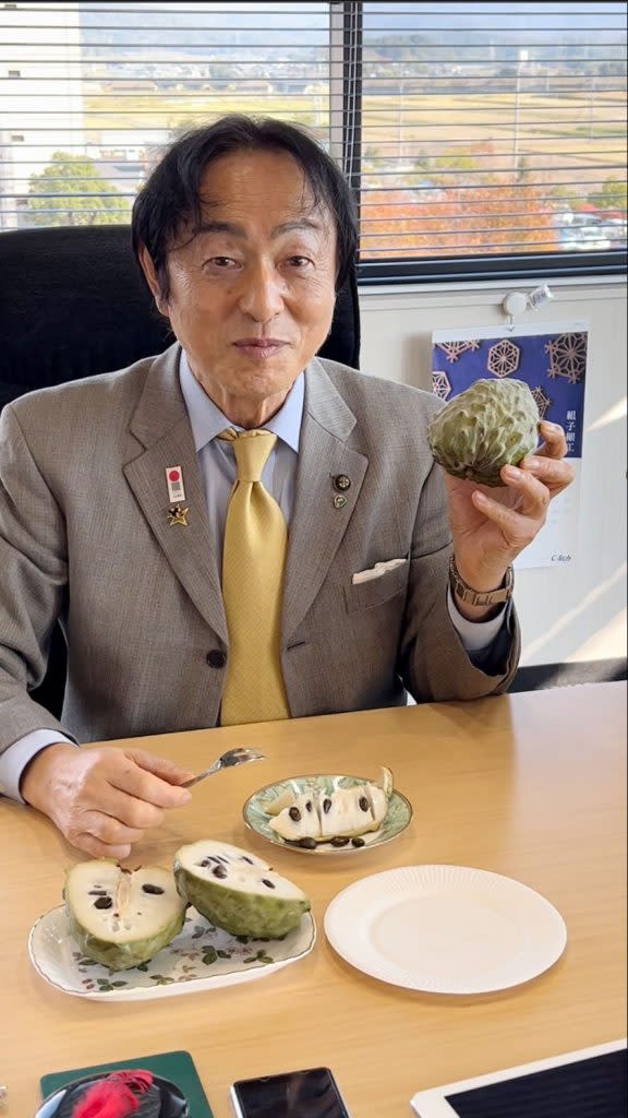 台東鳳梨釋迦首渡日本，岡本市長及職員新鮮試吃，品嘗後都說「歐伊系捏」。（記者鄭錦晴翻攝）