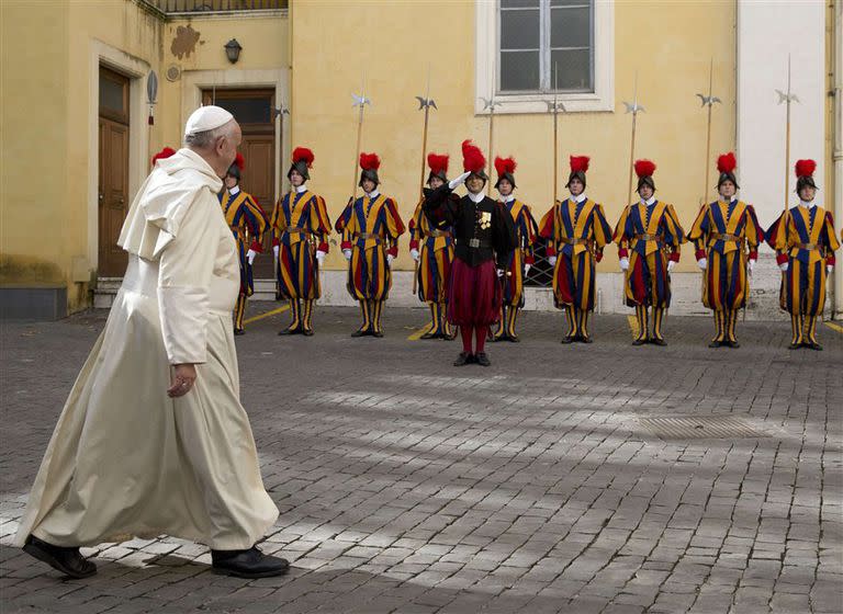 El Papa saluda ayer a la Guardia Suiza tras una audiencia con el presidente de Senegal, Macky Sall