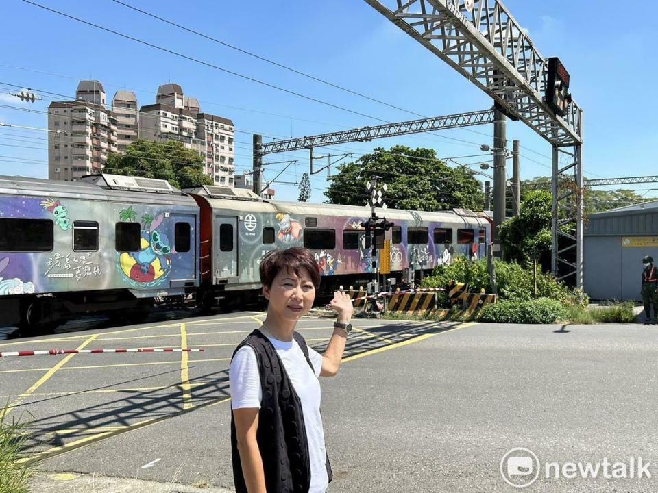 新營區東山路上平交道南北兩側平面道路，該路段台1線及市區道路開元路交叉處，上下班尖峰時段每逢火車通行時，經常造成車輛擁塞且事故頻傳。立委陳亭妃接到議員與當地多位里長陳情反映，即於今年3、4月邀集交通部、台鐵、台南市交通局、工務局等單位會勘。   圖：陳亭妃服務處提供