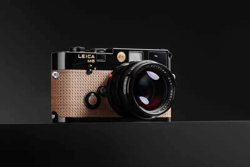 ▲徠卡的世界讓人感到驚喜，全新的「徠卡M6徠茲相機拍賣會版黑漆套組」，採一機一鏡組合，售價約90萬元台幣，限量20套，更具收藏價值。（圖／官方提供）