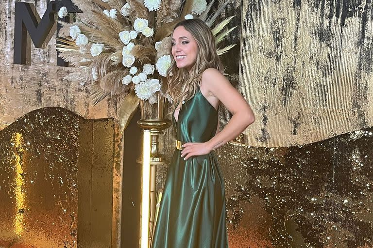 La periodista deportiva Sofi Martínez, simpática, lució un vestido verde en la red carpet