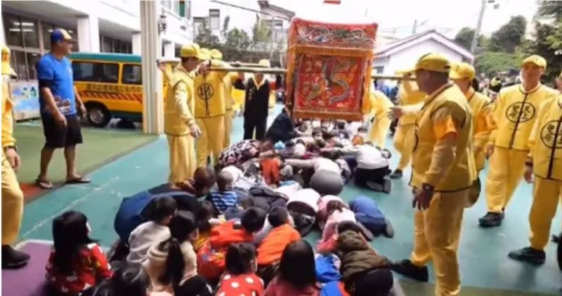 白沙屯媽祖鑾轎轉彎進幼兒園。（圖／翻攝自白沙屯拱天宮臉書）