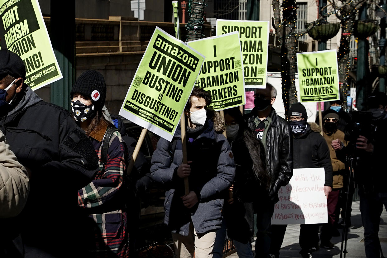 Image: People in New York protest in support of Amazon workers in Alabama (Emaz / VIEW press / Corbis via Getty Images)