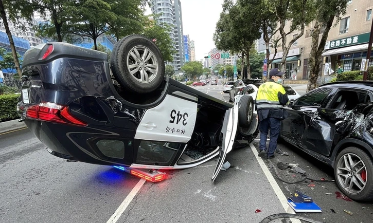 新北市林口一名女警在上月11日下午與同仁開警車巡邏時，疑未注意路況，當場擦撞路旁3車翻覆。（圖／警方提供）