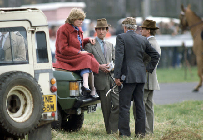 LIVERPOOL, UNITED KINGDOM - APRIL 01, 1982: Princess Diana At The Grand National Racecourse In Aintree Resting On A Range Rover Car And Prince Charles While Pregnant With Her First Baby (Photo by Tim Graham/Getty Images)
