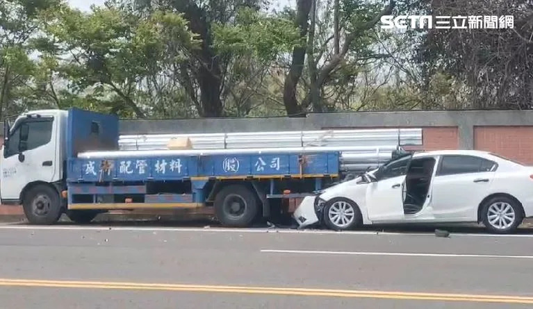 駕駛在行駛當中突然失控撞向停在路邊的大貨車，車斗上的鋼管直接插進車內，場面驚悚。(圖/翻攝畫面)