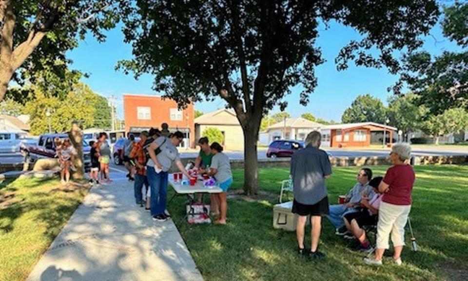 St. John residents held a pop-up root beer float social in the town square that raised $400 for Mike Rosseau and Dorothy Tobe, to help pay their lawyer fees after city government criminally charged them with violating the zoning code.