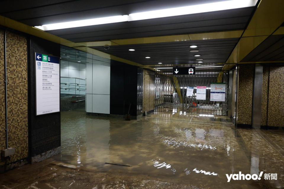 黃大仙港鐵站部份通道，在今早仍然水浸。