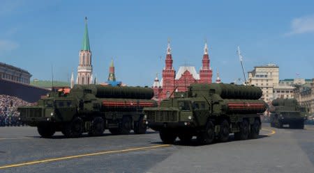 FILE PHOTO: Russian servicemen drive S-400 missile air defence systems during ceremonies in Red Square, Moscow, marking the 73rd anniversary of the victory over Nazi Germany in World War Two, May 9, 2018. REUTERS/Sergei Karpukhin/File Photo
