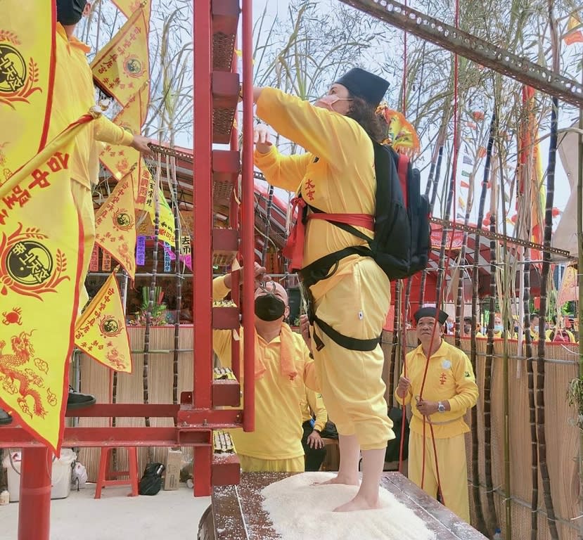 《圖說》武當道教太玄法師協會主持蕭宴渝攀登刀梯。