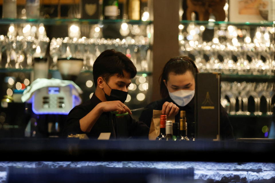 Services Hospitality staff at a restaurant wear masks, amidst the spread of the coronavirus disease (COVID-19) pandemic, Leeds, Britain, December 30, 2021. REUTERS/Jason Cairnduff